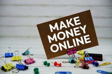 Kağıt üzerinde kağıt üzerinde ahşap zemin üzerinde sabit para çevrimiçi metin oluştur