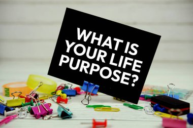 Hayatınızın amacı nedir? Tahta zemin üzerinde durağan kağıt üzerinde metin