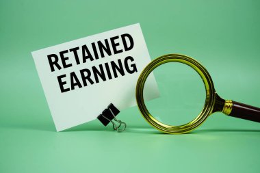 Yeşil arka planda büyüteçle birlikte kağıt kartla kazanılan metin iletisi