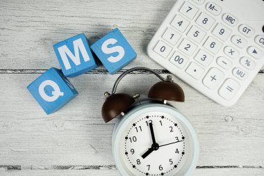 QMS (Kalite Yönetim Sistemi) alarmlı saat ve hesap makineli metin