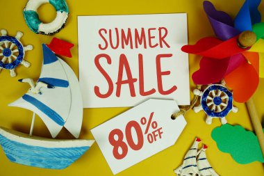 Yaz Satışı Kağıt üzerinde% 80 indirimli metin Deniz ürünleri dekoratif üst görünümü sarı arka planda