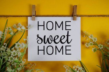 Home Sweet Home metin on paper card üzerinde çiçek açan süsleme sarı arka planda