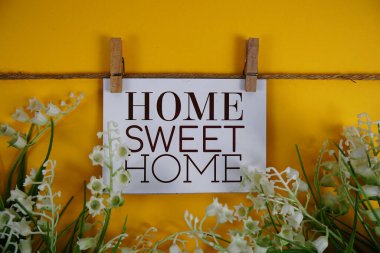 Home Sweet Home metin on paper card üzerinde çiçek açan süsleme sarı arka planda