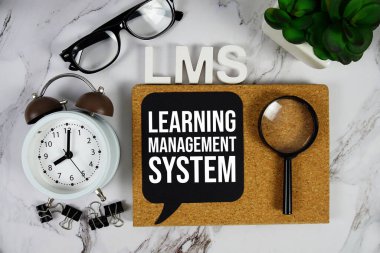 LMS - Alarm saati ve büyüteç, iş konsepti arka planı ile yönetim sisteminin kısaltması