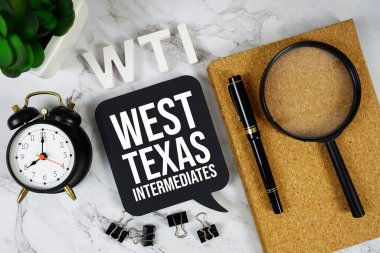 WTI - Batı Teksas orta kısaltması çalar saat ve büyüteç, iş konsepti arka planı