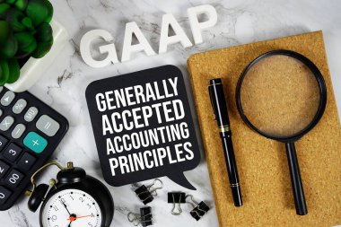 GAAP - Hesap makinesi, alarm saati ve büyüteç, iş konsepti arka planı ile genel olarak kabul edilen muhasebe ilkeleri kısaltması