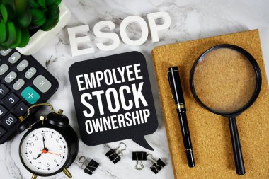ESOP - Hesap makinesi, alarm saati ve büyüteç, İş ve Finans konsepti arka planı ile Personel Sahiplik Programı kısaltması