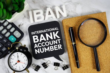 IBAN - Hesap makinesi, alarm saati ve büyüteç, İş ve Finans konsepti arka planına sahip Uluslararası Banka Hesap Numarası kısaltması