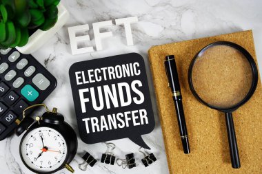 EFT - Elektronik Fonlar Hesap makinesi, alarm saati ve büyüteç, iş konsepti arka planı