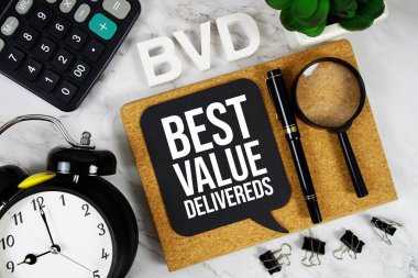 BVD - Hesap makinesi, alarm saati ve büyüteç, iş konsepti arka planı ile En İyi Değer Verilen Kısaltma