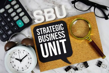 SBU Stratejik İş Birimi kısaltması. Hesap makinesi, çalar saat ve büyüteç, iş konsepti geçmişi.