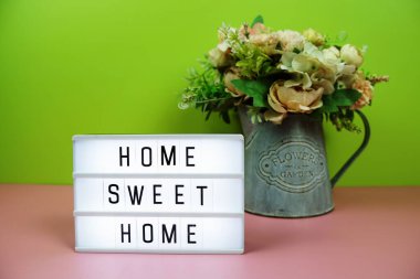 Home Sweet Home posta panosu metin üzerinde LED Işık Kutusu pembe ve yeşil arka plan