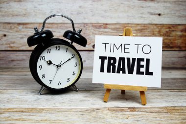 Alfabe harfini mavi ve kırmızı arkaplanda alarmlı olarak gezdirme zamanı