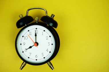 Sarı arkaplanda metin üstü görünümü için alanı olan alarm saati