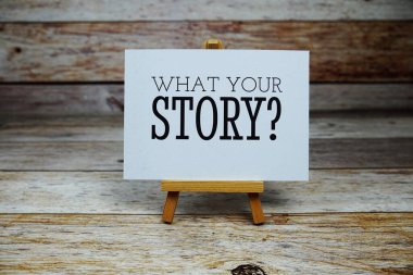 Senin hikayen ne? Kağıt kartta, sehpada tahta zemin üzerine yazılmış metin