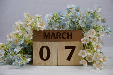 Tahta Takvim 7 Mart 'ı gösteriyor. Mart ayının 7 'si