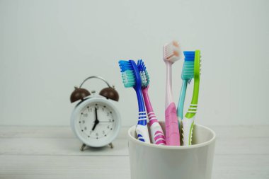 Çalar saat diş fırçası ahşap arka planda diş hijyeni kavramı