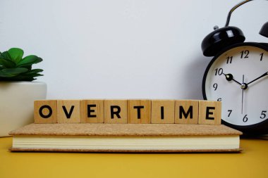 Ahşap blok alfabe harfli alarm saati sarı arkaplan üzerinde Vertime metin mesajı