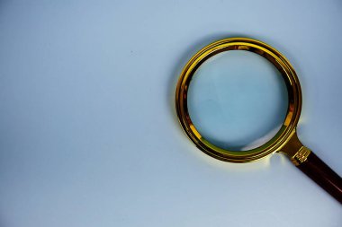 Mavi arkaplanda üst görünümü kopyalamak için alanı olan büyüteç