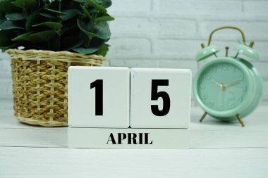 Tahta Takvim 15 Nisan 'ı gösteriyor. Nisan ayının 15 'i