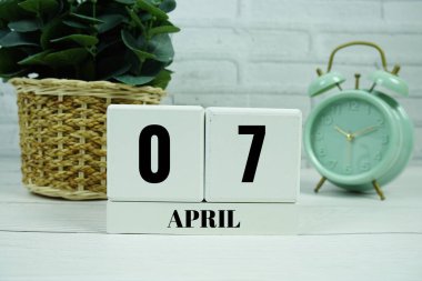 Tahta Takvim 7 Nisan 'ı gösteriyor. Nisan ayının 7 'si