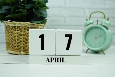 Tahta Takvim 17 Nisan 'ı gösteriyor. Nisan 'ın 17' si