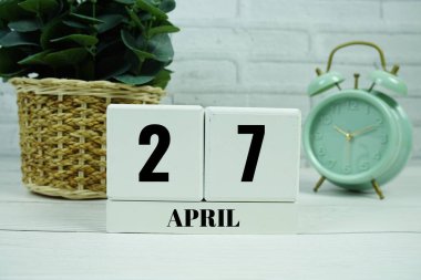 Tahta Takvim 27 Nisan 'ı gösteriyor. Nisan 'ın 27' si