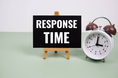 Yeşil arkaplanda alarmlı kağıt üzerinde tepki süresi metni