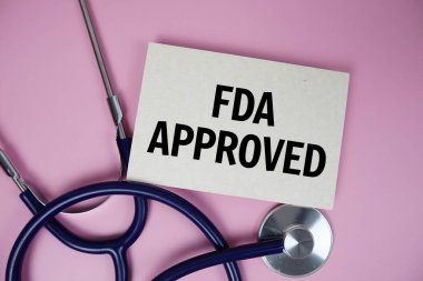 FDA, pembe arkaplan, sağlıklı ve sağlıklılık kavramına ilişkin steteskoplu metni onayladı