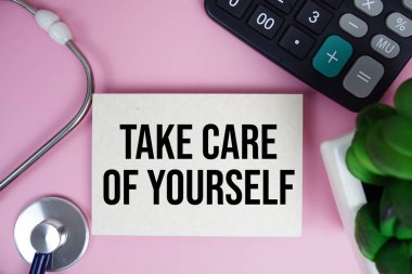 Pembe arka plan, sağIık ve sağIık kavramına steteskop üst görünümü ile kendinize dikkat edin