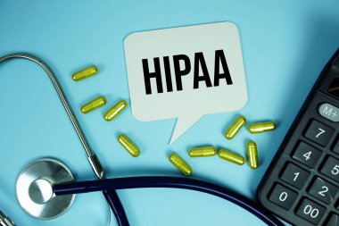 HIPAA, Sağlık Sigortası Taşınabilirliği ve Hesap Hazinesi mavi zemin üzerinde hesap makinesi, steteskop ve kapsül tıbbı, sağlık ve sağlık konsepti
