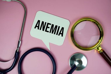 Pembe zemin üzerinde steteskop ve büyüteç bulunan amnemia metni, sağIık ve sağIık kavramı