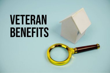 Beyaz Manken Evi ve mavi zemin üzerinde büyüteç bulunan Gazi Yararları metni