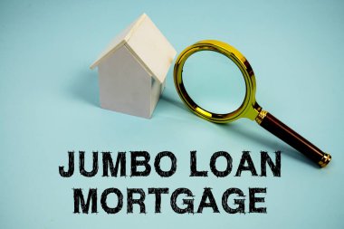 Beyaz Model Evi ve mavi arka planda büyüteç içeren Jumbo Kredi metni