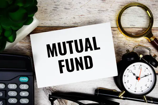 Ahşap zemin üzerinde hesap makinesi, büyüteç ve alarmlı karşılıklı fon metni