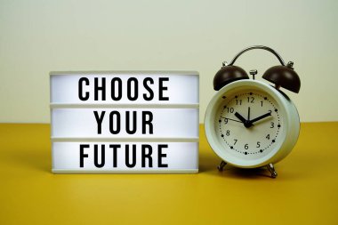 Kritik Başarı Faktörleri sarı zemin üzerinde alarm saati olan ışık kutusunda metin