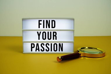 Led ışık kutusunda sarı zemin üzerinde büyüteç bulunan Tutku metninizi bulun