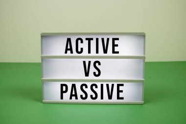 Yeşil arkaplanda ışık kutusunda pasif metne karşı etkin