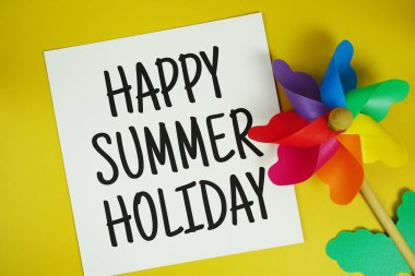 Sarı zemin üzerinde renkli fırıldak manzaralı kağıt üzerinde Mutlu Yaz Tatili metinleri