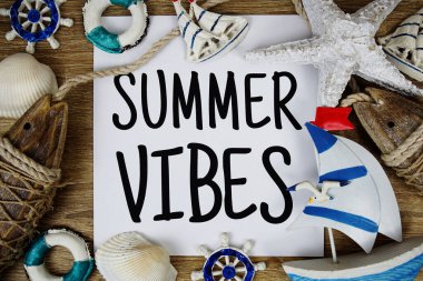 Yaz Titreşimleri kağıt kartta deniz ürünleri ve ahşap arka planda dekoratif üst görünüm ile metin