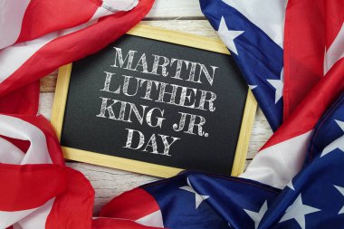 Mutlu Martin Luther King Jr. Day Amerikan bayrağıyla ahşap arka planda mesajlaşması, Amerika ulusal bayramı konsepti