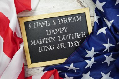 Mutlu Martin Luther King Jr. Day Amerikan bayrağıyla ahşap arka planda mesajlaşması, Amerika ulusal bayramı konsepti