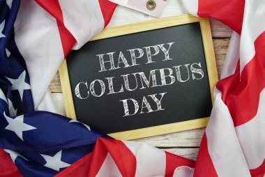Kolomb Günü 'nde ahşap arka planda Amerikan bayrağıyla mesajlaşma, Amerika ulusal bayramı kavramı