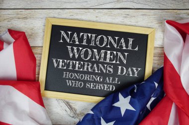 Ulusal Kadın Gaziler Günü, ahşap arka planda ABD bayrağıyla mesajlaşıyor, Amerika ulusal bayram kavramı