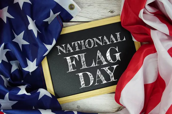 Ulusal Bayrak Günü 'nde ahşap arka planda ABD bayrağıyla mesajlaşma, Amerika ulusal bayramı kavramı