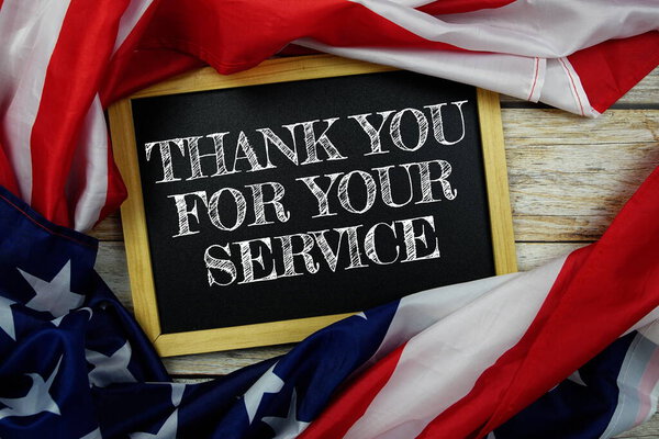 Смс-сообщение с Днем ветеранов с флагом США на деревянном фоне, концепция американского национального праздника