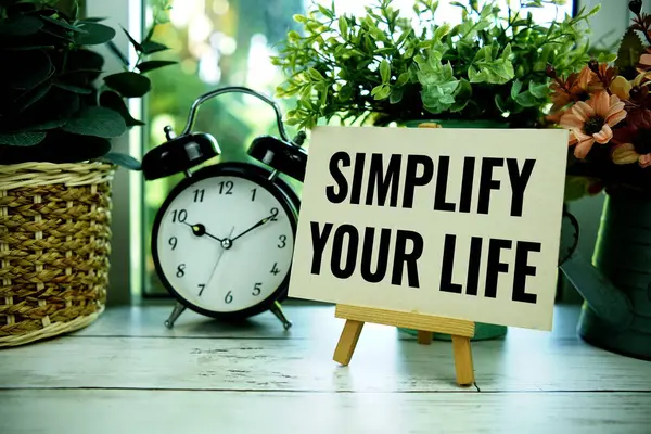 Yaşam metninizi sadeleştirin ve ahşap zemin üzerinde alarmlı saat ile ilham verin