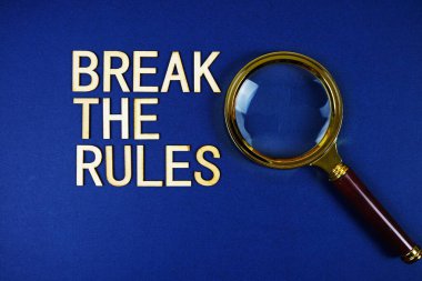 Lacivert arkaplanda büyüteçle Kurallar alfabesi harflerini kır