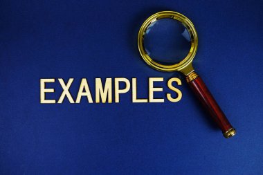 Lacivert zemin üzerinde büyüteç bulunan alfabe harfleri