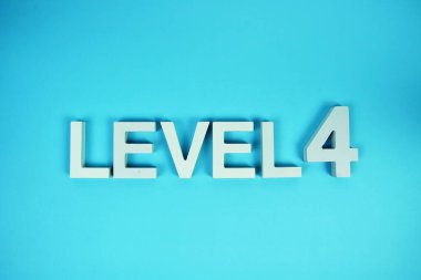 Mavi arkaplanda Seviye 4 alfabe harfleri